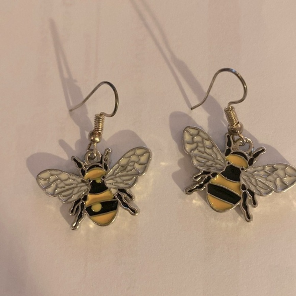 Bee dangle earrings